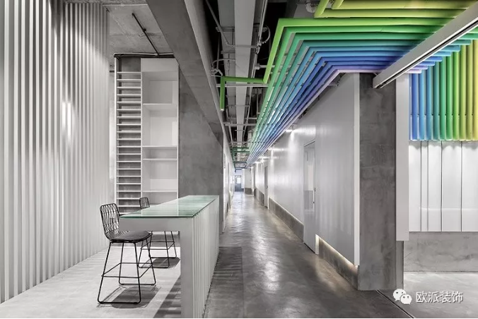 彩色燈管&混凝土，這個(gè)面向年輕人的空間既酷又有態(tài)度